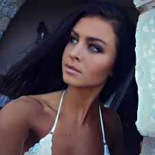 If this is the color you want, then your're in luck, because this is possibly the easiest color to achieve. Do Guys Like Dark Hair And Blue Eyes On A Girl Like In The Pics Girlsaskguys