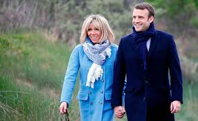 La première version de cette page non officielle consacrée à brigitte macron a été piratée. Emmanuel Macrons Frau Ist 25 Jahre Alter Na Und Woman At