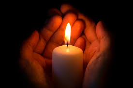 The uk will hold a minute's silence today at noon (1.00 pm in spain) in memory of those who have died from covid and at 8 pm (9.00 pm in spain) people are being encouraged to stand on doorsteps with phones, candles and torches to signify a beacon of remembrance. Jpyeusjpk4sorm