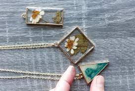 guide how to make resin jewelry
