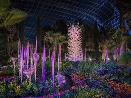 dale chihuly exhibition at gardens by