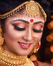 bengali bridal eye makeup look in saree