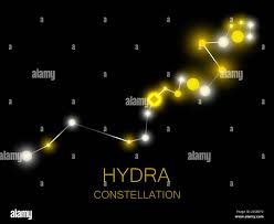 Constelación de Hydra. Estrellas amarillas brillantes en el cielo nocturno.  Un cúmulo de estrellas en el espacio profundo, el universo. Ilustración  vectorial Imagen Vector de stock - Alamy