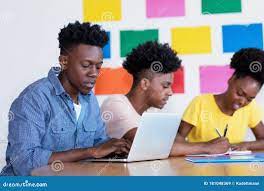 Giovane Studente Africano Di Sesso Maschile Al Computer Con Gruppo Di  Studenti Immagine Stock - Immagine di scrittorio, apprendistato: 181048369