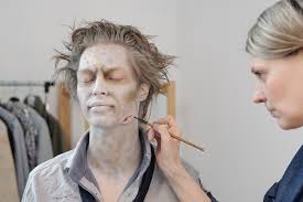 se makeup artist with paintbrush