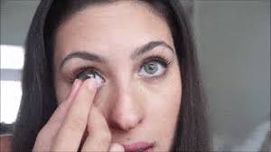 easy steps to remove contact lenses