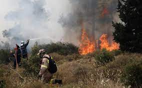 Ειδικότερα, κάτω από άγνωστες συνθήκες έχει ξεσπάσει φωτιά σε χορτολιβαδική έκταση κοντά στο πλαγιάρι και καίει ξερά χόρτα. Tvfnkmbkf5snvm