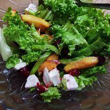 Салат с персиками и фетой