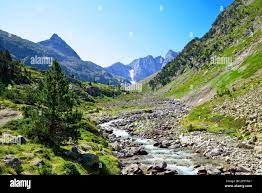 Magnifique paysage de montagne d'été. Mont Vignemale le plus haut sommet  des Pyrénées françaises. Département des Hautes-Pyrénées, Occitanie dans le  sud de la France Photo Stock - Alamy