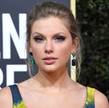 Taylor swift est également entrée dans l'histoire lors de la cérémonie de dimanche, en devenant la première artiste féminine à remporter trois fois l'album de l'année. Taylor Swift Calls Out Ginny Georgia For Sexist Joke