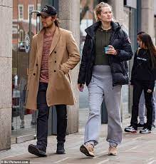 Der style von toni garrn. Pregnant Toni Garrn Goes Shopping In London With Husband Alex Pettyfer Daily Mail Online