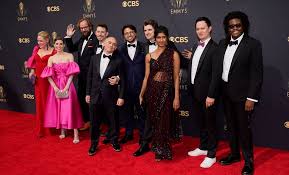 inicia alfombra roja de los emmy con