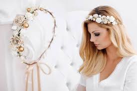 Ein haarband zur hochzeit ist ein schönes accessoire, das für mehr individualität und stilbewusstsein steht. Haarband Hochzeit Tolle Ideen Und Inspirationen In Der Bildergalerie