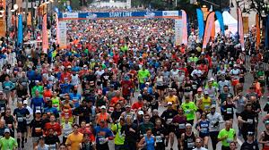 thousands of runners compete in