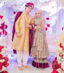 Pengantin yang pertama adalah contoh pakaian pernikahan tradisional pengantin manipuri. 21 Baju Pengantin Lelaki Menarik Tema Warna Khas Untuk Raja Sehari