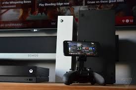Laden sie play store kostenlos auf ihre geräte herunter. Microsoft S New Xbox App Will Let You Stream Xbox One Games To Your Iphone The Verge