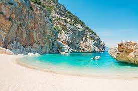 An den schönsten stränden sardiniens kann man so richtig entspannen und sich die sonne auf den bauch scheinen lassen. Sardinien Tipps Die Schonsten Orte Strande Urlaubstracker