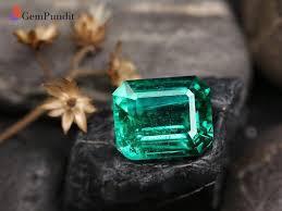 wear emerald stone