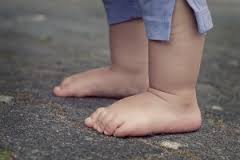 Znalezione obrazy dla zapytania bose stopy dziecka zdjęcie