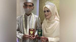 Diketahui, ustaz abdul somad sebelumnya menikah dengan mellya juniarti pada 2008. E8iv5zyxd1okym