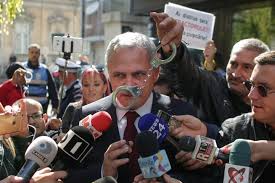 Epa the head of romania's ruling social democratic party (psd), liviu dragnea, has been jailed for corruption after his attempts to appeal an earlier conviction failed. Rumaniens Parlamentsvorsitzender Dragnea Geht Ins Gefangnis