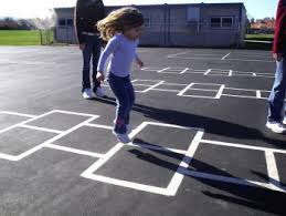 Un juego es una actividad recreativa donde intervienen uno o más participantes. La Rayuela Un Juego De Punteria Equilibrio Y Diversion Faros Hsjbcn