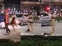 与德士司机起冲突，女子新加坡街头扒衣，近乎全裸！