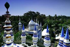 Masjid tiban malang, yang diklaim sebagai masjid paling megah di indonesia terletak di jalan kh. Masjid Tiban Berwisata Sambil Mengenal Kebudayaan Religi Tempat Me