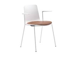 Enea signe une collection de tables avec 3 styles de plateau pour varier les décors. Guest Chairs Stools Storr Office Environments