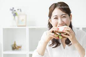 サンドイッチを食べる女性 写真素材 [ 6848249 ] - フォトライブラリー photolibrary