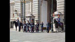 El relevo de la Guardia Real en el Palacio Real, un atractivo turístico