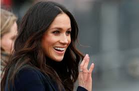 Meghan markle's woven bun is 'strategically timeless' while its braiding is a nod to 'women warriors in history' demonstrating she 'means business', celebrity hair stylist claims. This Is How To Recreate Meghan Markle S Signature Waves At Home Buro 24 7