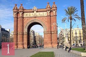 L'arco trionfale arc de triomf era all'epoca l'ingresso principale dell'esposizione universale del 1888 nel parco della ciutadella di barcellona.l'arco trionfale di mattoni rossi non è nel parco, ma vicino, precisamente all'incrocio tra il 'passeig de lluís companys' e il 'passeig de sant joan', alla stazione della metropolitana 'arc de triomf'. Barcelona Arc De Triomf Metro Stop Barcelona Arc De Triomf Metro Line 1 Station