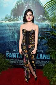 Pour les articles homonymes, voir hale. Lucy Hale Finds This Fantasy To Be Fulfilling Hollywood Outbreak