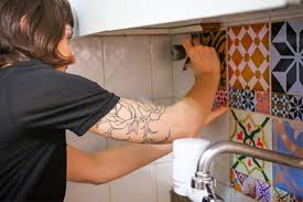 Fácil de aplicar na cozinha, no banheiro ou outro cômodo, o adesivo para azulejo traz um toque de cor! Pintar Azulejos E Adesivos Para Azulejos Dicas Do Zap