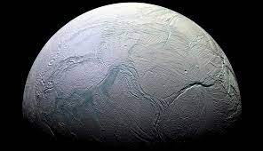 Lua de Saturno Enceladus, está a atirar bolas de neve contra outras luas