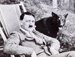 Resultado de imagen de adolf hitler leyendo