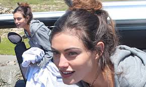 Phoebe jane elizabeth tonkin (born 12 july 1989) is an australian actress and model. Phoebe Tonkin Dresses Down In Casual Grey Threads As She Films Her New Thriller Take Down Daily Mail Online