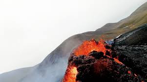 vulcano in islanda ato da un drone