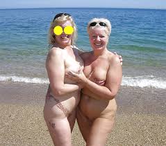 Reife Frauen nackt am FKK Strand | GEILEOMAS