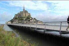 Mont-Saint-Michel : de l'eau sous les pieds des promeneurs