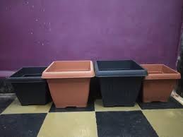 black plastic square rectangular pots