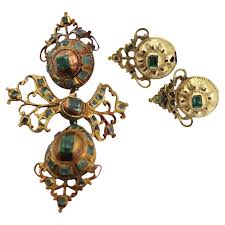 1stdibs iberian peninsula emerald 15k yellow gold pendant and earrings jewelry suite