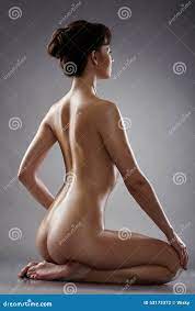 Mujer desnuda vista posterior
