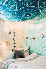 Or subdivide your space with orderly rows of adjacent plants that climb up walls and across the ceiling. 25 Tapestry Ceiling Ideas Tapestry Bedroom Decor Hippy Room