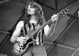 Tom Johnston of Doobie Brothers performing on stage, Knebworth, United  Kingdom, 1974. He is playing a Gibson L6-S guitar. | Gibson, Stage,  Fotografias