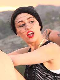 miley cyrus red lips in we can t stop