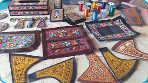 بلوچستان میں چمڑے پر کشیدہ کاری کا قدیم خوبصورت فن