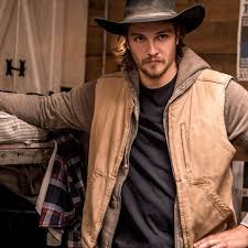 The 'yellowstone' cast has a lot of familiar faces, including actors kevin costner, kelly reilly, luke grimes, kelsey asbille, and cole hauser. Yellowstone Cast Yellowstone Show Season 4 Cast