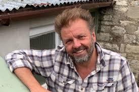 So we've always imagined martin roberts has a rather impressive home of his own. Zahs0etkyjuscm